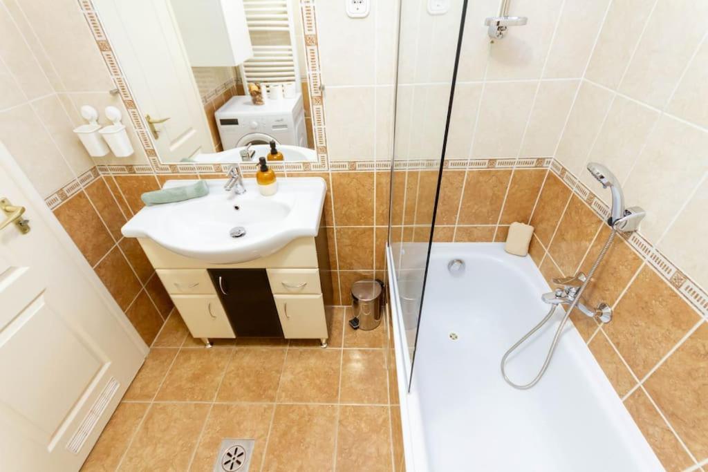 شقة Family Lux Lounge In Voeroesmarty Street By Nw بودابست المظهر الخارجي الصورة