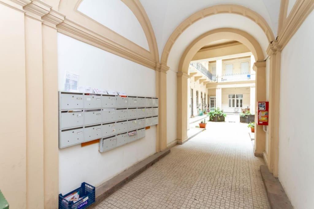 شقة Family Lux Lounge In Voeroesmarty Street By Nw بودابست المظهر الخارجي الصورة