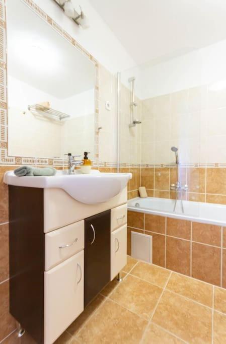 شقة Family Lux Lounge In Voeroesmarty Street By Nw بودابست المظهر الخارجي الصورة