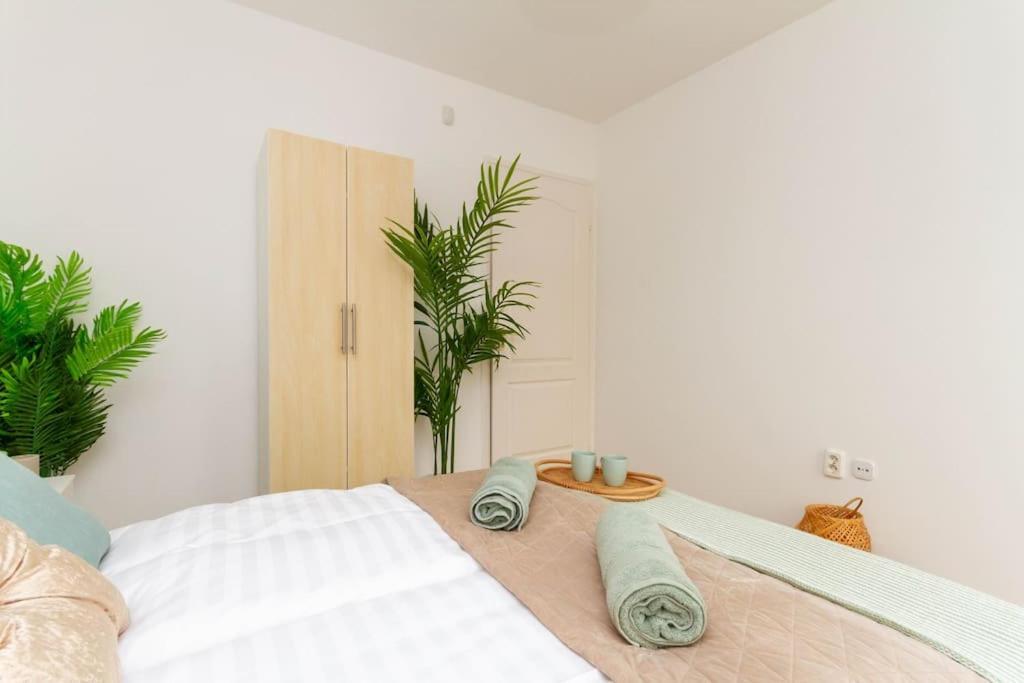 شقة Family Lux Lounge In Voeroesmarty Street By Nw بودابست المظهر الخارجي الصورة