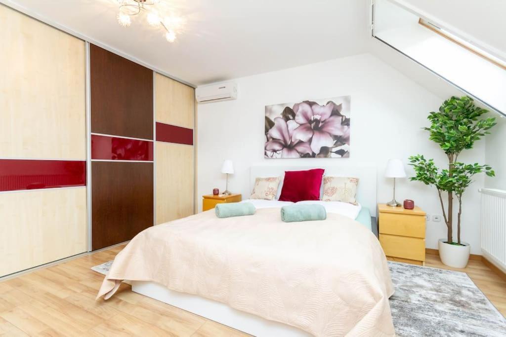 شقة Family Lux Lounge In Voeroesmarty Street By Nw بودابست المظهر الخارجي الصورة