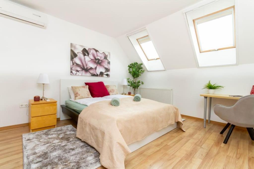 شقة Family Lux Lounge In Voeroesmarty Street By Nw بودابست المظهر الخارجي الصورة