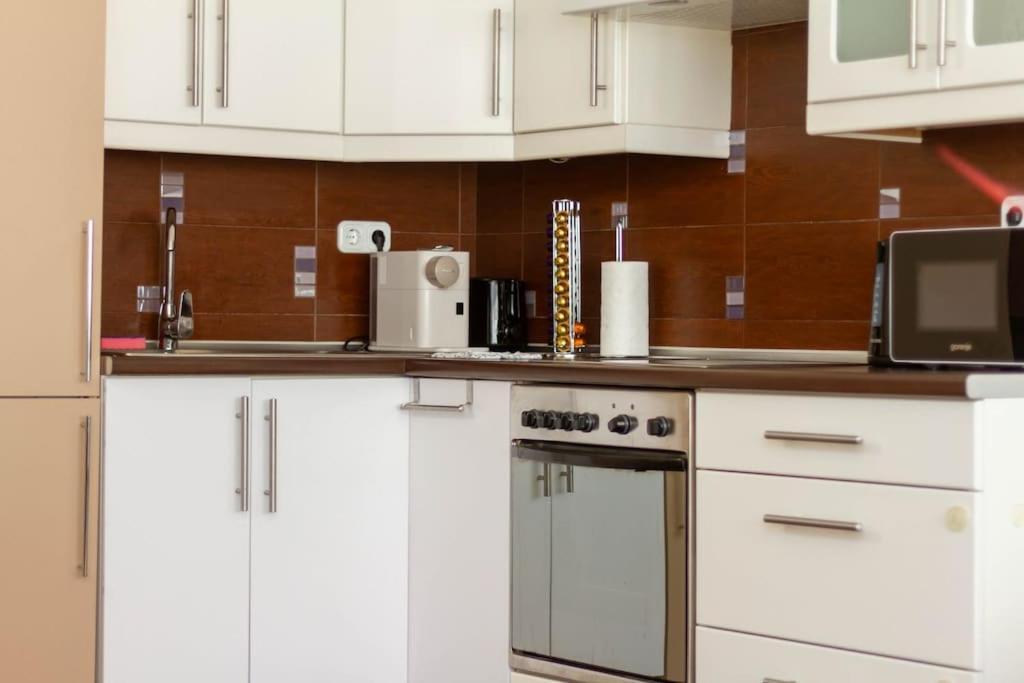 شقة Family Lux Lounge In Voeroesmarty Street By Nw بودابست المظهر الخارجي الصورة